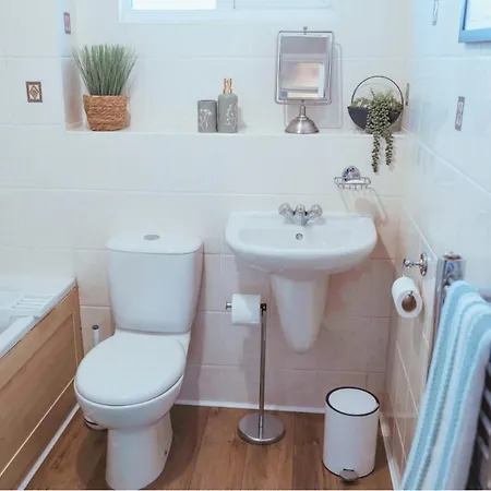 Spacious White House With Parking, Garden, Wi-Fi Telford Exterior foto