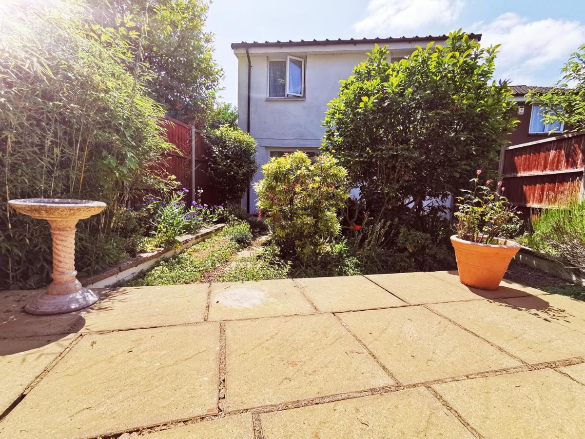Spacious White House With Parking, Garden, Wi-fi Telford