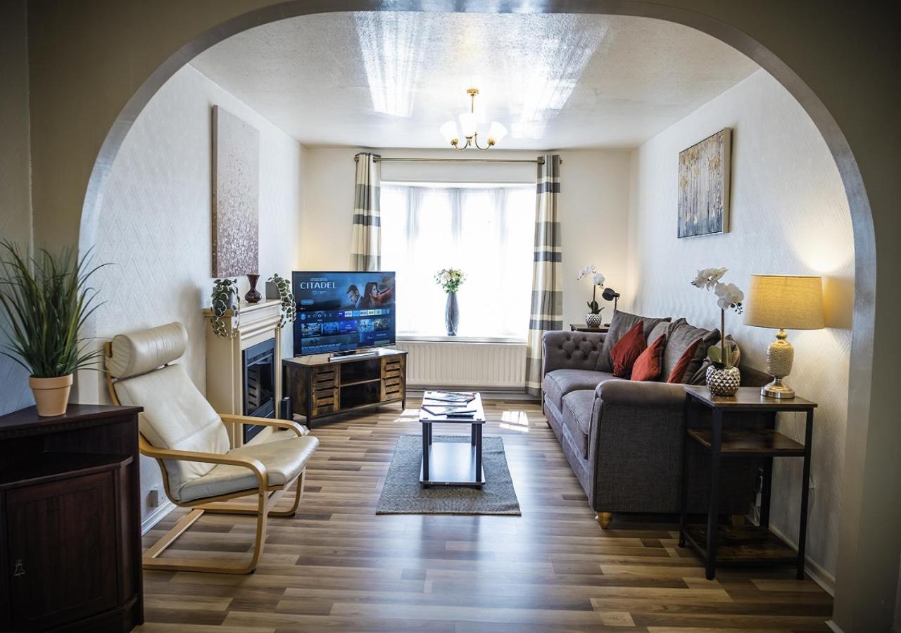 Holiday home Spacious White House With Parking, Garden, Wi-fi *