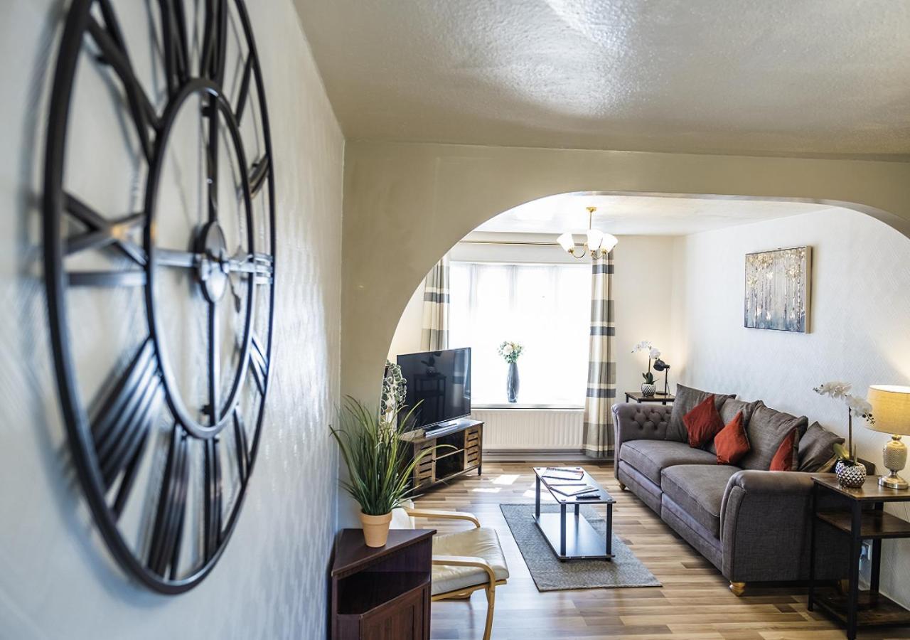 Spacious White House With Parking, Garden, Wi-fi * Telford