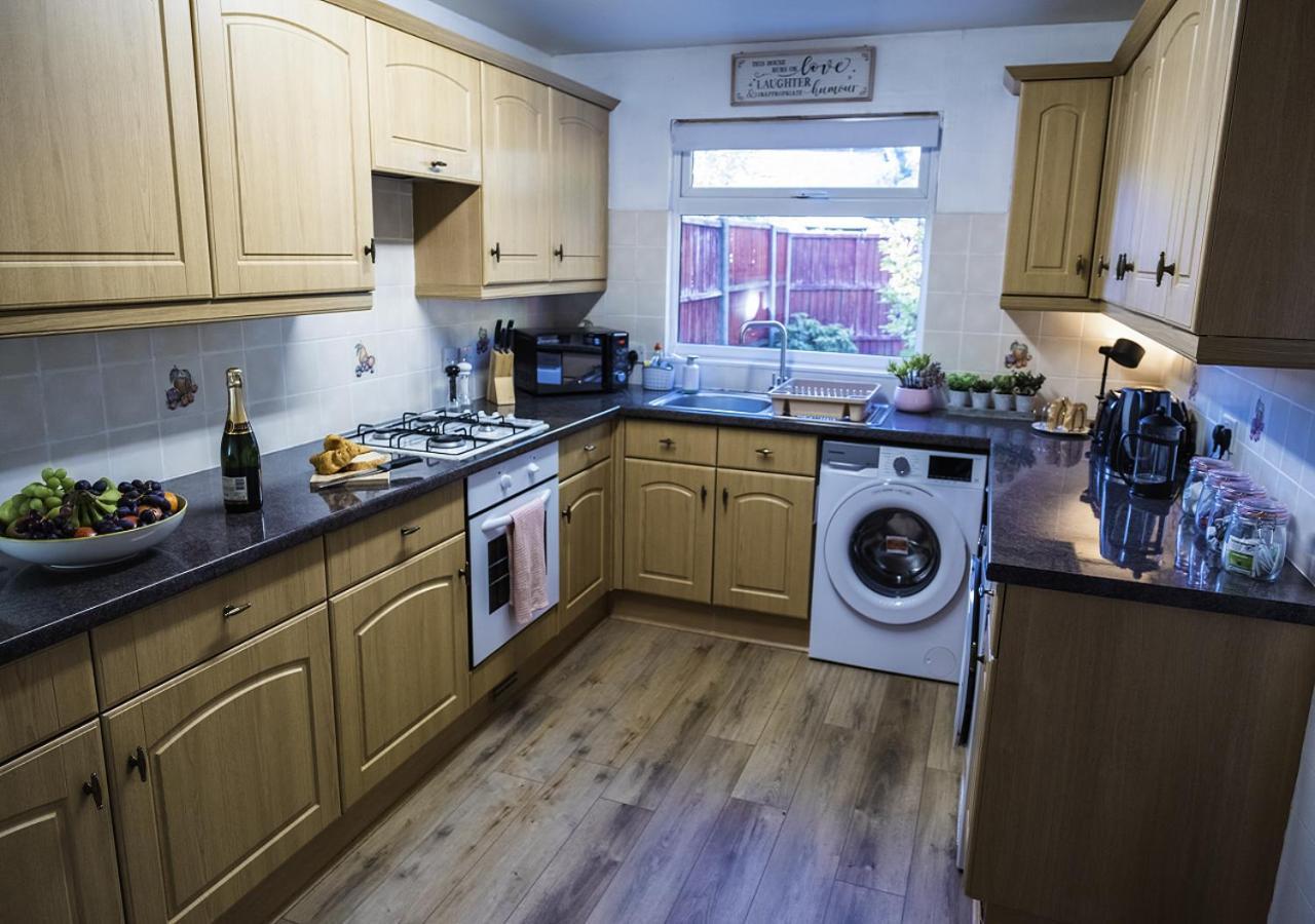 Spacious White House With Parking, Garden, Wi-fi Holiday home *