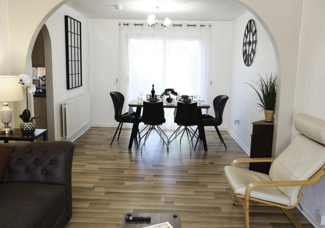 Spacious White House With Parking, Garden, Wi-fi