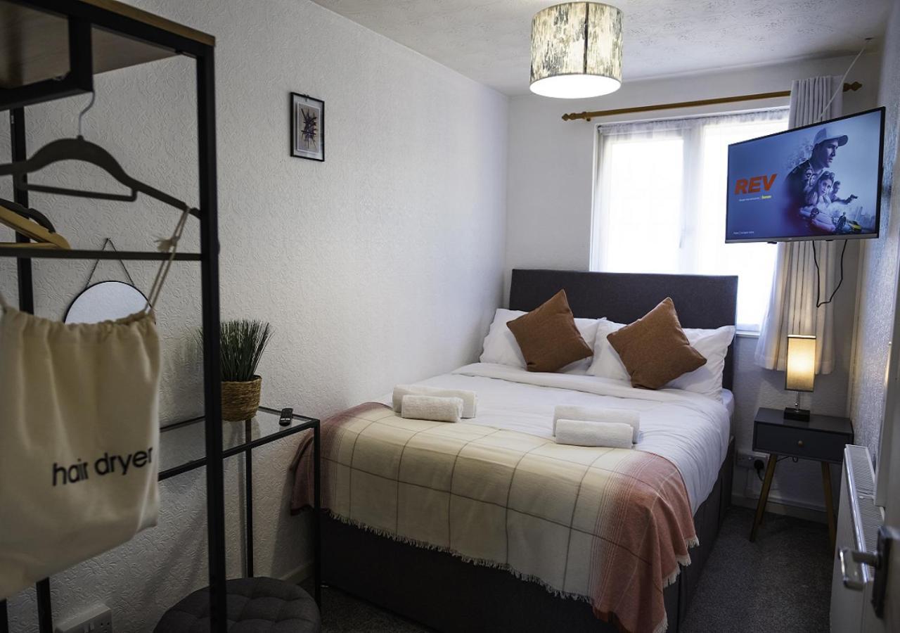 Spacious White House With Parking, Garden, Wi-fi * Telford