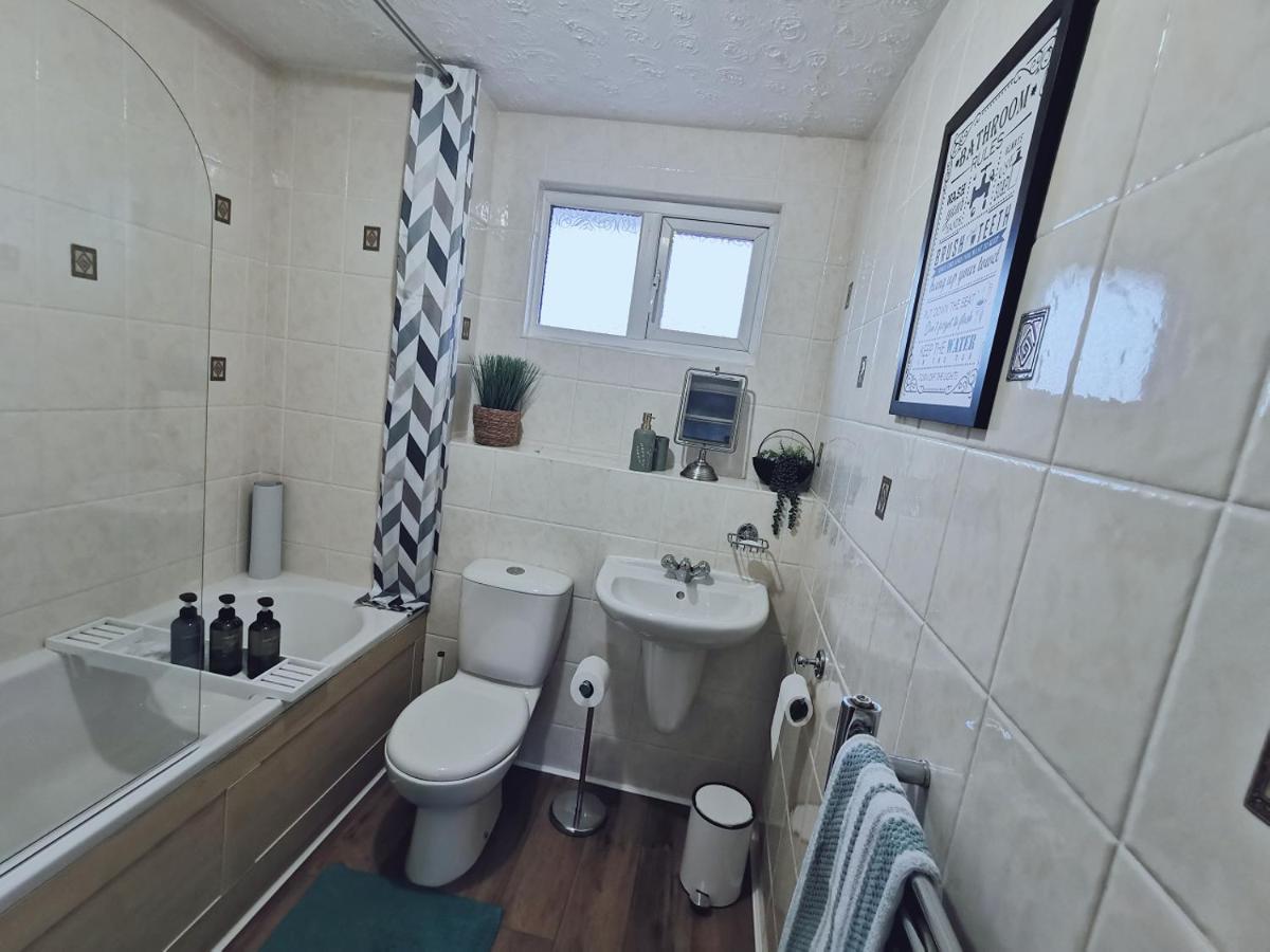 Spacious White House With Parking, Garden, Wi-fi Holiday home