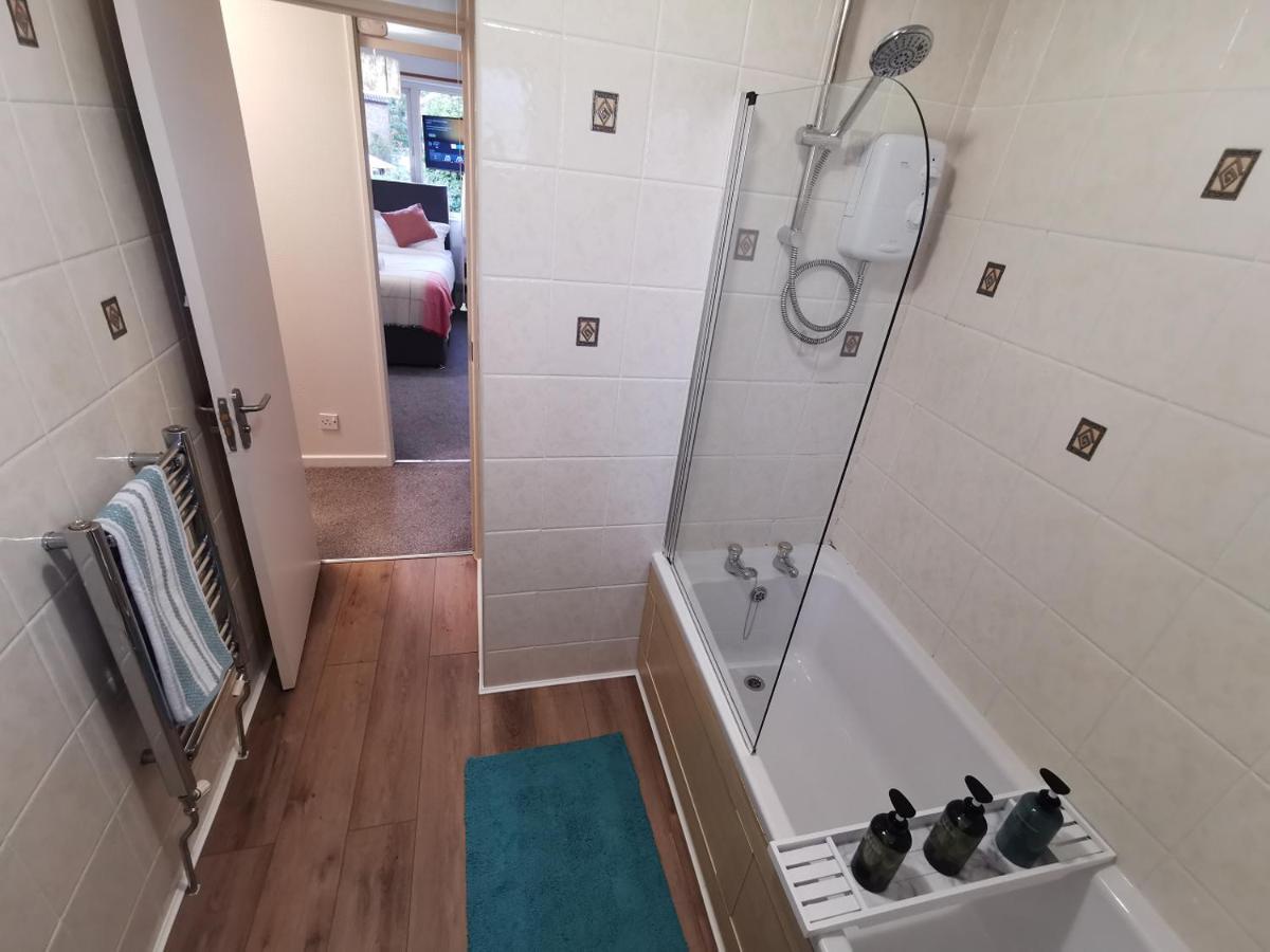 Spacious White House With Parking, Garden, Wi-fi * Telford