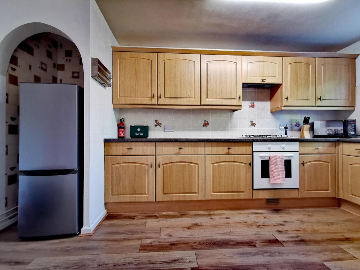 Spacious White House With Parking, Garden, Wi-fi Telford
