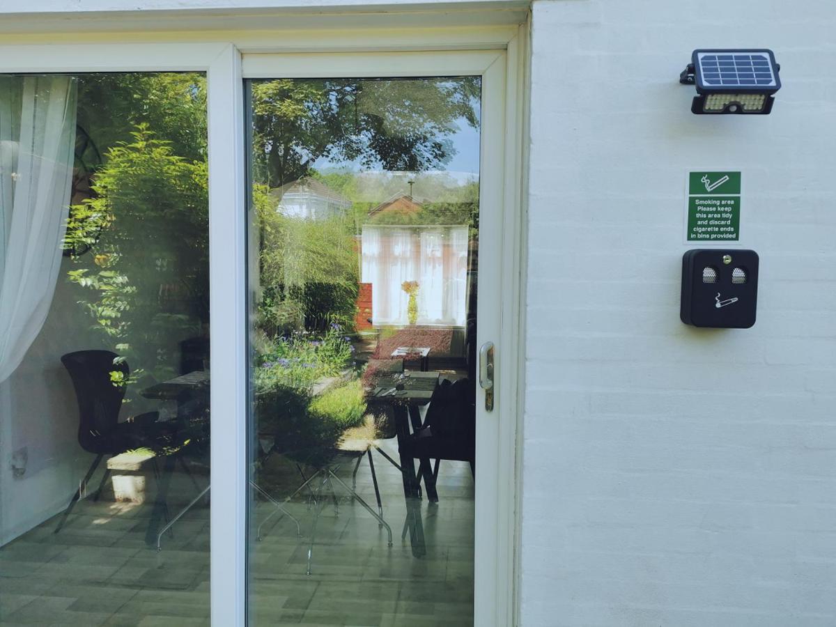 Spacious White House With Parking, Garden, Wi-fi * Telford