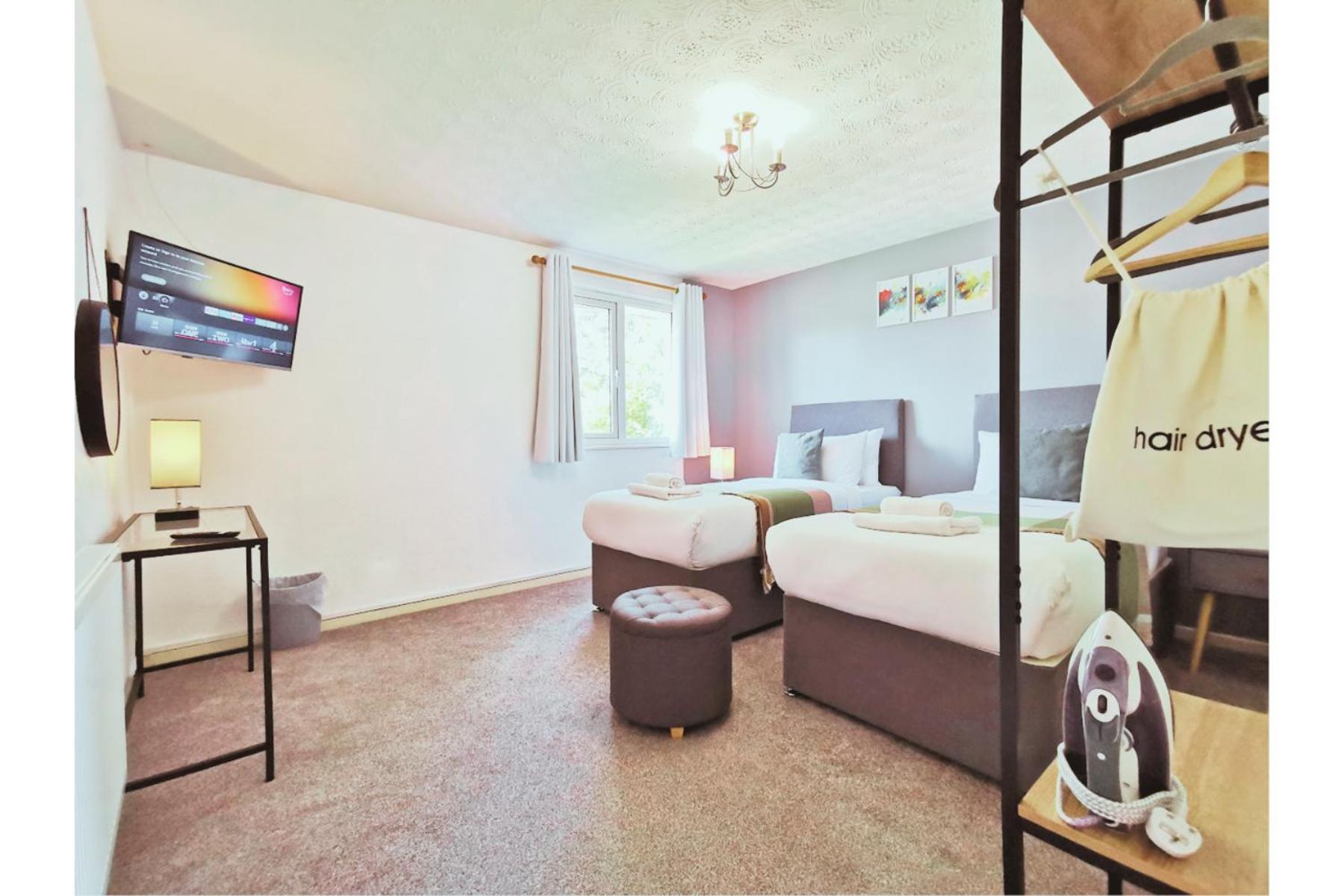 Spacious White House With Parking, Garden, Wi-fi Telford
