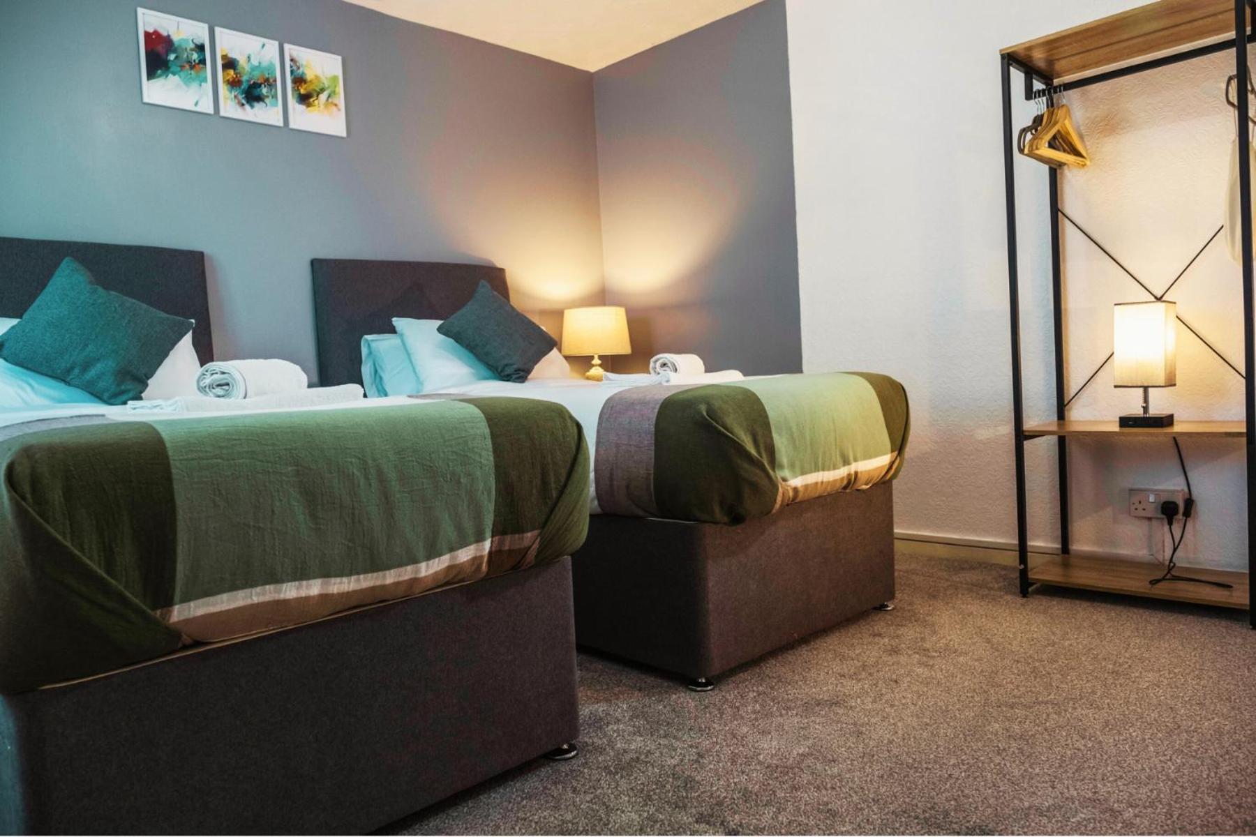 Spacious White House With Parking, Garden, Wi-fi * Telford