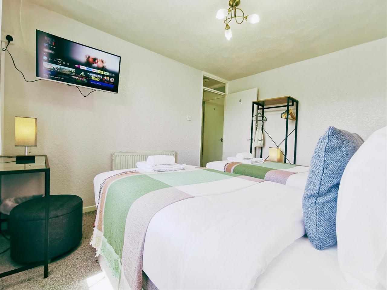 Spacious White House With Parking, Garden, Wi-fi Holiday home Telford
