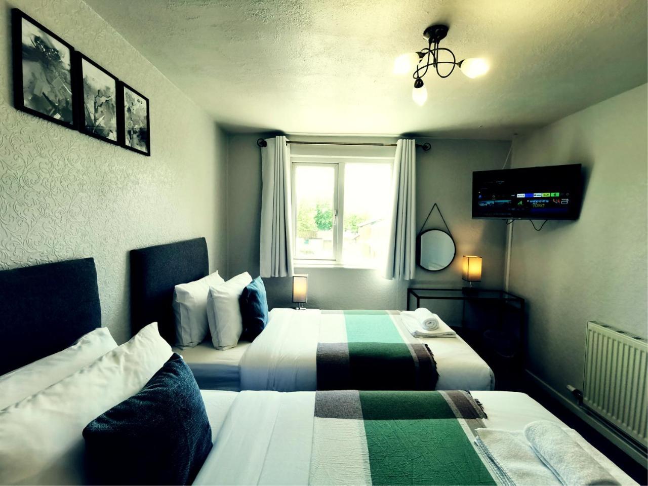 Spacious White House With Parking, Garden, Wi-fi Holiday home *