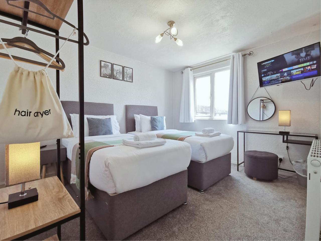 Spacious White House With Parking, Garden, Wi-fi * Telford